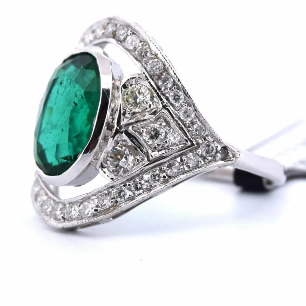 Bague en or blanc avec émeraude et diamants