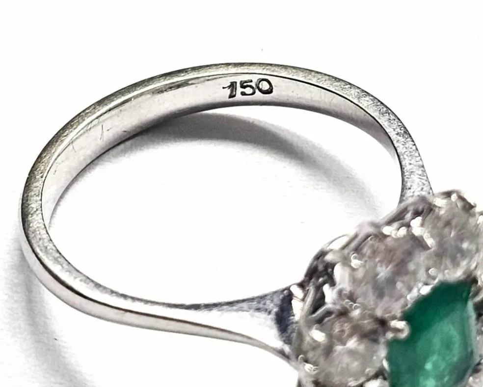 Bague en or blanc avec émeraude et diamants