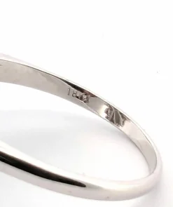Bague en or blanc avec émeraude centrale et diamants environnants