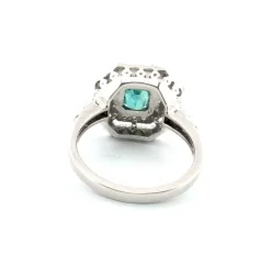 Bague en or blanc avec émeraude centrale et diamants environnants