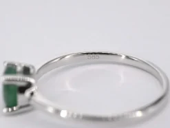 Bague en or blanc avec émeraude