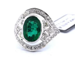 Bague en or blanc avec émeraude et diamants