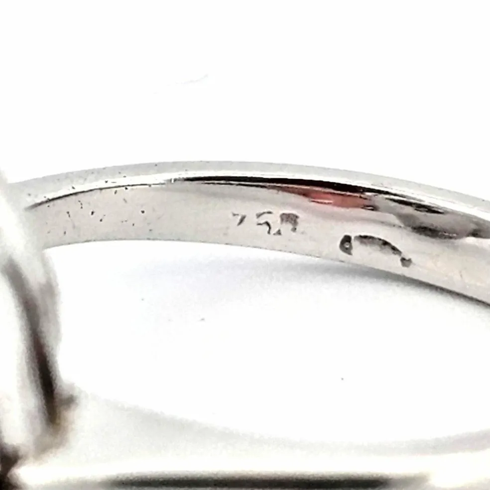 Bague en or blanc avec émeraude et diamants
