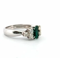 Bague en or blanc avec émeraude et diamants