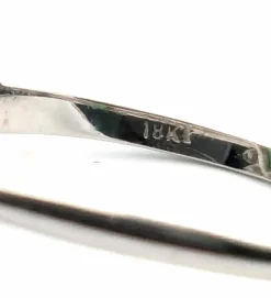 Bague en or blanc avec émeraude centrale et diamants environnants