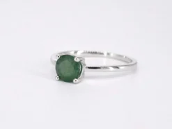 Bague en or blanc avec émeraude