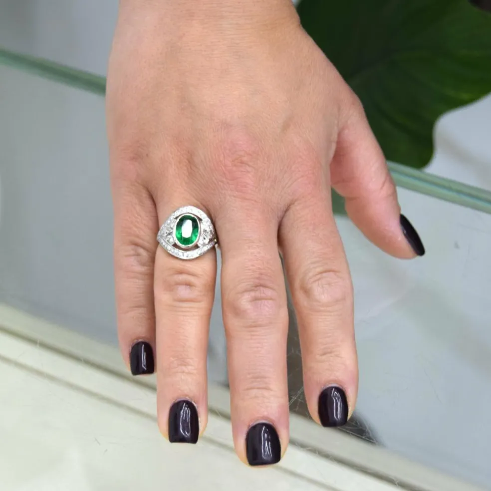 Bague en or blanc avec émeraude et diamants