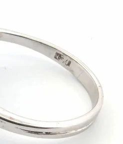 Bague en or blanc avec émeraude centrale et diamants environnants