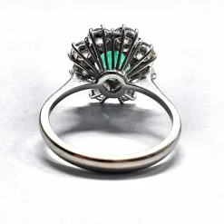 Bague en or blanc avec émeraude et diamants