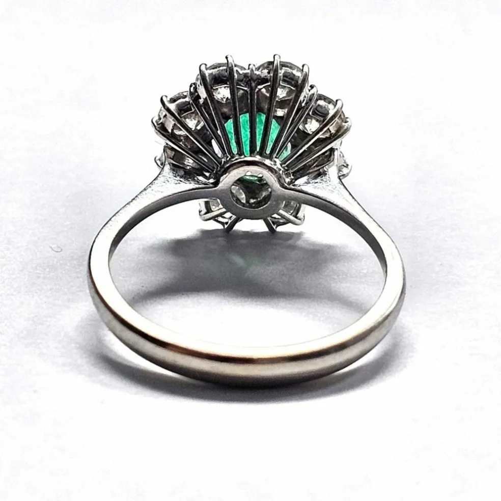 Bague en or blanc avec émeraude et diamants
