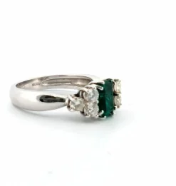 Bague en or blanc avec émeraude et diamants