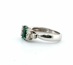 Bague en or blanc avec émeraude et diamants