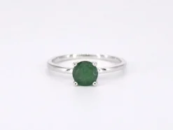 Bague en or blanc avec émeraude