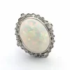 Bague en or blanc avec opale et diamants