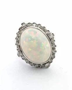 Bague en or blanc avec opale et diamants