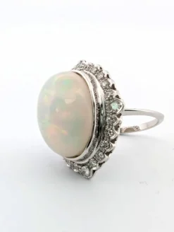 Bague en or blanc avec opale et diamants