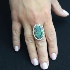 Bague en or blanc avec opale et diamants