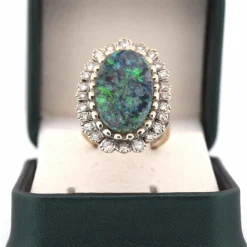 Bague en or blanc avec opale et diamants