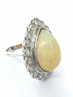 Bague en or blanc avec opale et diamants