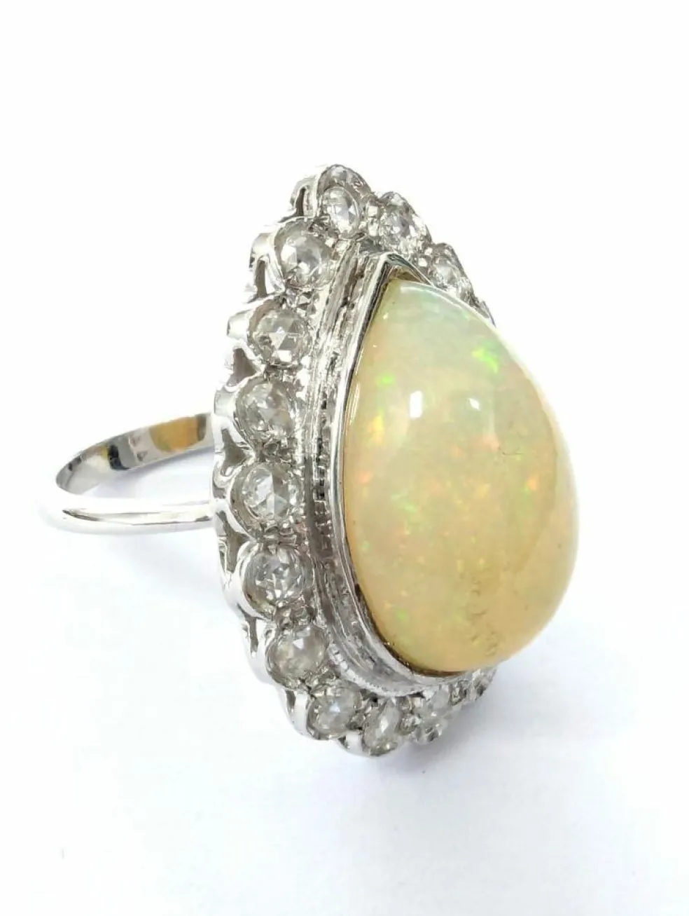Bague en or blanc avec opale et diamants