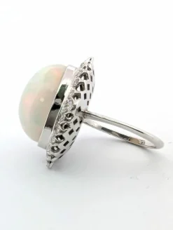 Bague en or blanc avec opale et diamants