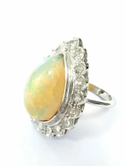Bague en or blanc avec opale et diamants