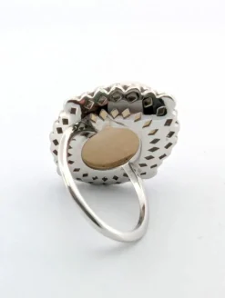 Bague en or blanc avec opale et diamants