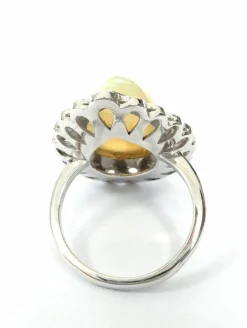 Bague en or blanc avec opale et diamants