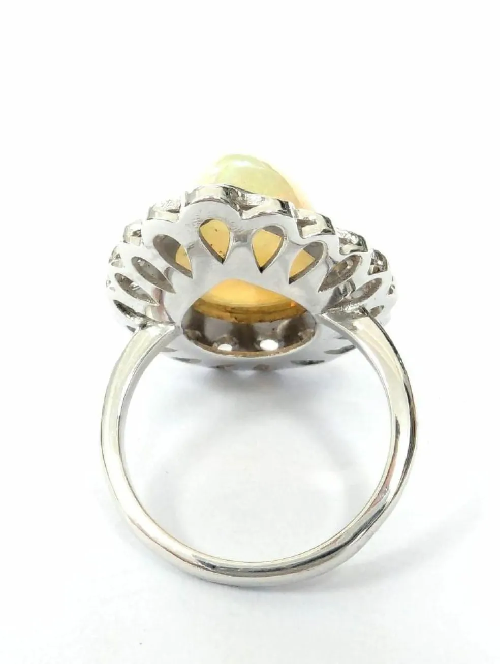 Bague en or blanc avec opale et diamants