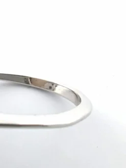 Bague en or blanc avec opale et diamants