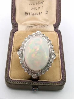 Bague en or blanc avec opale et diamants