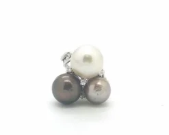 bague en or blanc avec perles et diamants