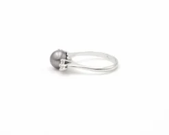 Bague en or blanc avec perle de Tahiti et diamants