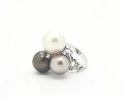 bague en or blanc avec perles et diamants