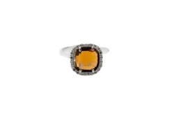 Bague en or blanc avec pierre jaune