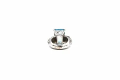Bague en or blanc avec pierre bleu clair