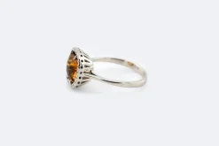 Bague en or blanc avec pierre jaune