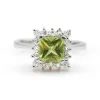 Bague en or blanc avec péridot et diamants