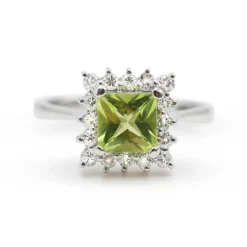 Bague en or blanc avec péridot et diamants