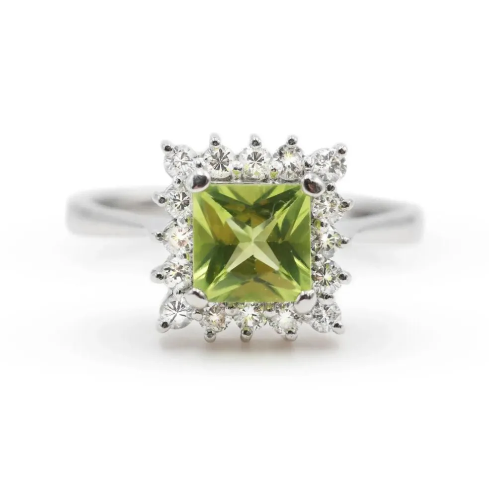 Bague en or blanc avec péridot et diamants