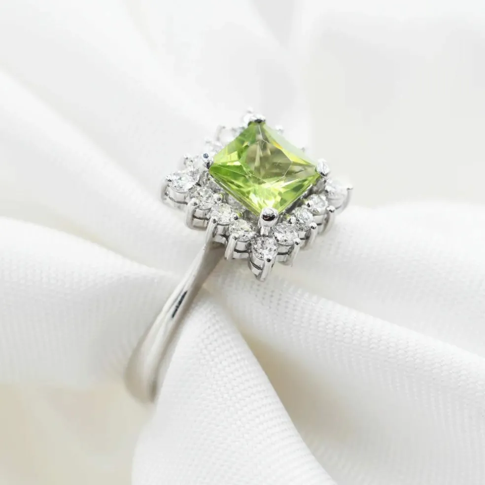Bague en or blanc avec péridot et diamants
