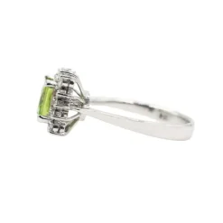 Bague en or blanc avec péridot et diamants