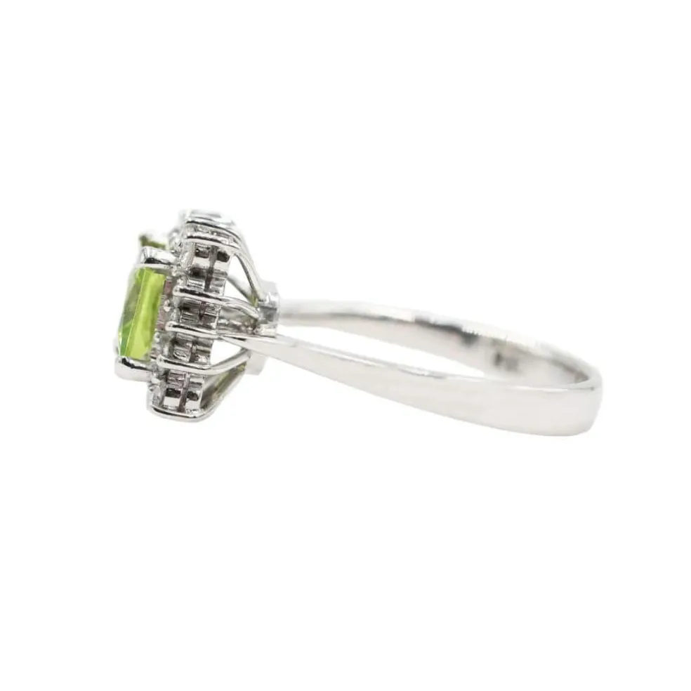Bague en or blanc avec péridot et diamants