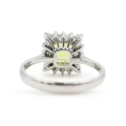 Bague en or blanc avec péridot et diamants