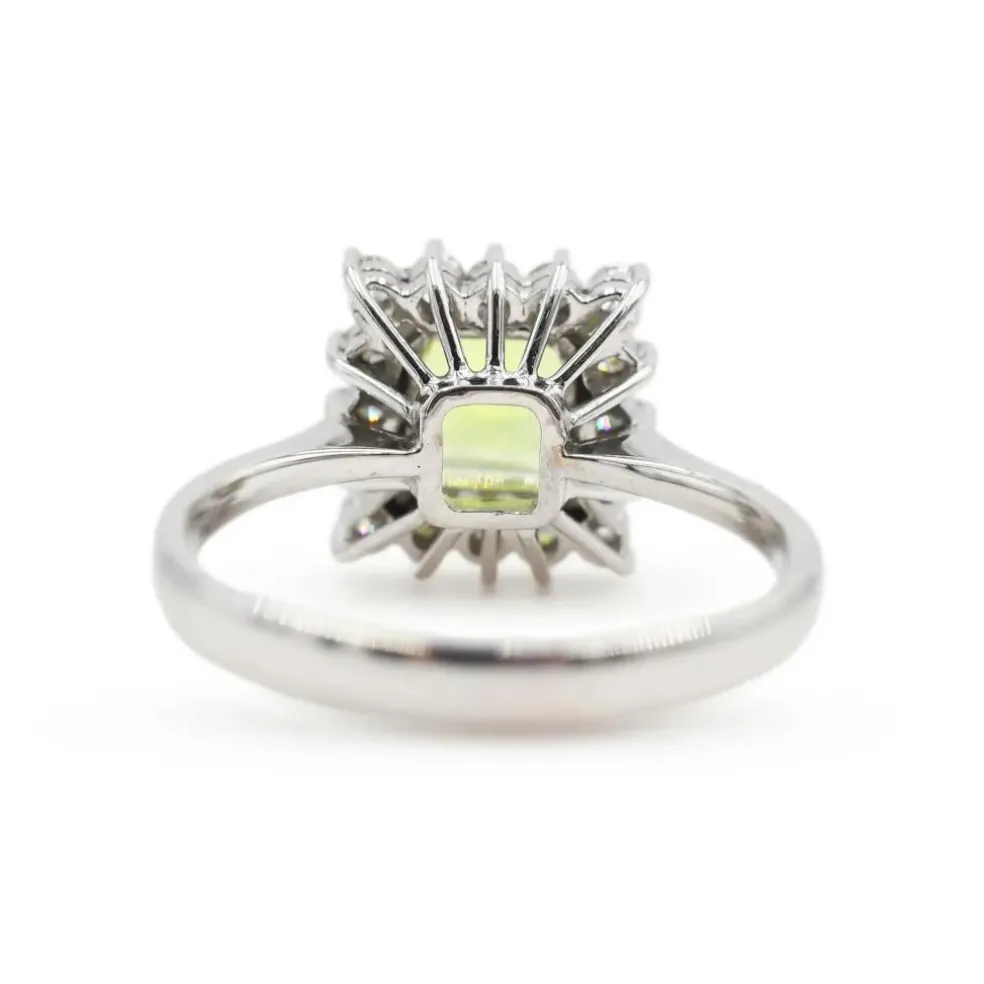 Bague en or blanc avec péridot et diamants