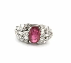Bague en or blanc avec rubis et diamants