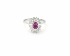 Bague en or blanc avec rubis de 0,70 ct et diamants