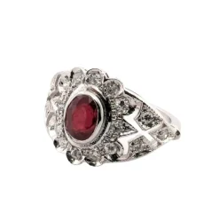 Bague en or blanc avec rubis et diamants