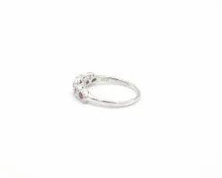 Bague en or blanc avec rubis et diamants