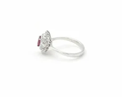 Bague en or blanc avec rubis de 0,70 ct et diamants